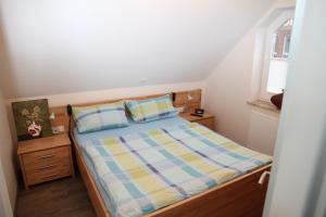 グレートジールにあるSkippersin3の小さなベッドルーム(ベッド1台、窓付)