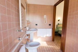 bagno con lavandino e servizi igienici in camera di Albergo Cenni a Savio di Ravenna