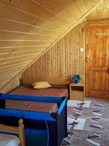 Karwieńskie Błoto DrugieにあるWczasowa 73のベッド2台が備わる木製の天井の客室です。