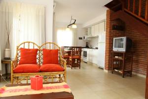 a living room with a couch with red pillows at Complejo las Morochas in Valeria del Mar