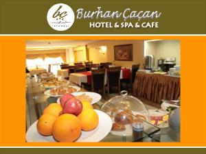 イスタンブールにあるBC Burhan Cacan Hotel & Spa & Cafeのホテルのテーブルに並ぶビュッフェ
