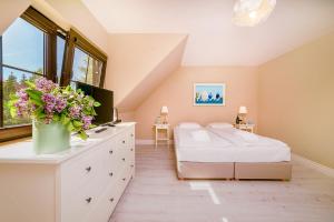 Posteľ alebo postele v izbe v ubytovaní Stare Sady Chillout Rooms "Pod Jabłoniami"