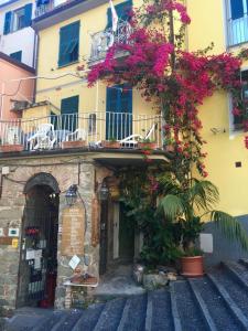 - un bâtiment avec un balcon fleuri dans l'établissement Riomaggiore Appartamenti, à Riomaggiore