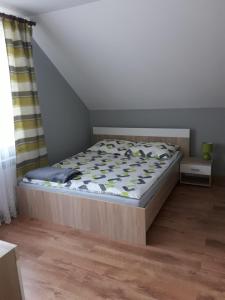 A bed or beds in a room at Noclegi U Janusza 536-310-384