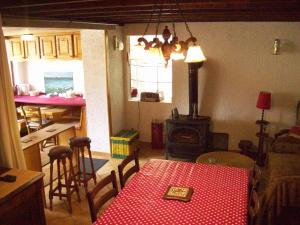 a kitchen and dining room with a table and a stove at Le Chant des Oiseaux in Vauquois