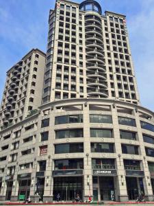 duży budynek z dwoma wysokimi budynkami w obiekcie 晶城青年旅館 4f w Tajpej