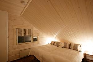 Кровать или кровати в номере Ounasvaaran Lakituvat Chalets