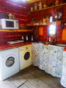 Virtuvė arba virtuvėlė apgyvendinimo įstaigoje Turbaza Kedroviy bereg