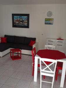 ein Wohnzimmer mit einem Sofa und einem Tisch in der Unterkunft Villa Jasmin in Bol