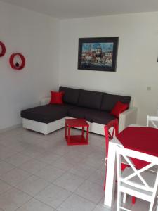 sala de estar con sofá y mesa roja en Villa Jasmin, en Bol