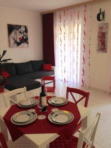 sala de estar con mesa y sofá en Villa Jasmin, en Bol