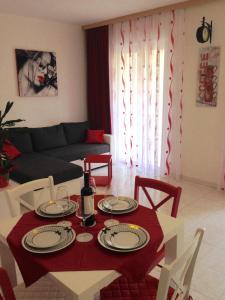 a living room with a table and a couch at Villa Jasmin in Bol