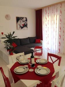 ein Wohnzimmer mit einem Tisch und einem Sofa in der Unterkunft Villa Jasmin in Bol