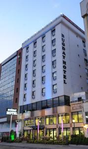 فندق بوغداي في أنقرة: مبنى ابيض كبير عليه لافته