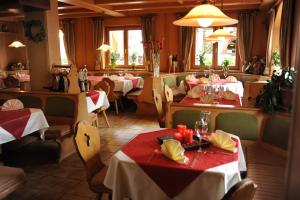 Reštaurácia alebo iné gastronomické zariadenie v ubytovaní Sport und Familienhotel Klausen