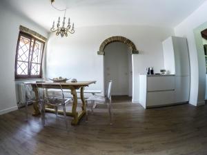 cocina y comedor con mesa y sillas en Villa Il Cipresso, en Terranuova Bracciolini