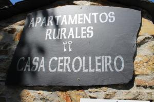 a sign on the side of a brick wall at Apartamentos Casa Cerolleiro in Castropol