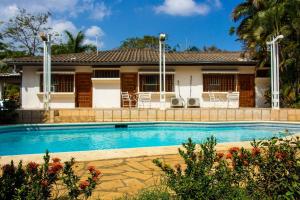 a swimming pool in front of a house at Casa Inti Guesthouse & Lodge in Managua