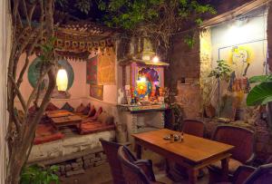 un ristorante con un tavolo e sedie in una stanza di Hotel Pawan's Palace a Pushkar