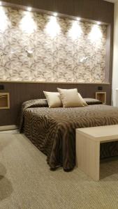 เตียงในห้องที่ Albergo Suisse Bellevue