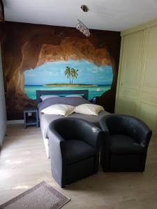 1 dormitorio con 1 cama y 1 silla y el océano en La Belgerie, en La Bernerie-en-Retz