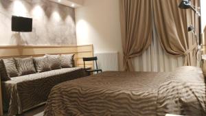เตียงในห้องที่ Albergo Suisse Bellevue