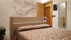 เตียงในห้องที่ Albergo Suisse Bellevue