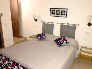 una camera con un letto con due cuscini sopra di Bed & Breakfast La Rocca a Taormina