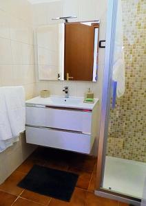 une salle de bain avec un lavabo blanc et une douche dans l'établissement Il Ristoro di Garibaldi, à La Spezia 48 autres photos