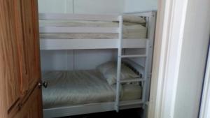 pokój z łóżkiem piętrowym i 2 łóżkami piętrowymi w pokoju w obiekcie D&D Holiday Chalet w mieście Bridlington