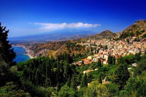 vista su una città su una collina con un lago di Bed & Breakfast La Rocca a Taormina