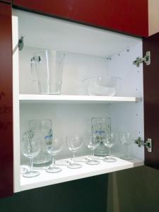 une bande de verres à vin sur une étagère dans l'établissement Il Ristoro di Garibaldi, à La Spezia