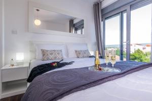 Postel nebo postele na pokoji v ubytování Apartments Sun Resort Nikolina + 37 fotografií