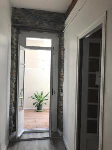 um corredor com uma porta e um vaso de plantas em Maison Banyuls em Banyuls-sur-Mer