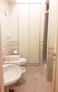 ミラノにあるスイート アメデイ 4のバスルーム(トイレ、洗面台、シャワー付)