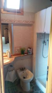 uma casa de banho com um lavatório, um WC e um chuveiro em B&B Da Giua' em Apricale