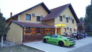 Bangunan di mana terletaknya rumah tamu ini