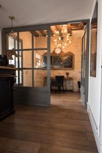 Köök või kööginurk majutusasutuses Hôtel Le Chantilly