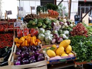パレルモにあるLa Terrazza Sul Mercato Storicoの野菜の種類が多い市場