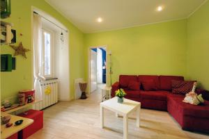 Papigno的住宿－Casetta di Cleo，客厅配有红色的沙发和桌子