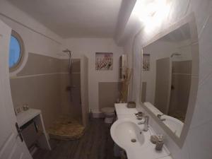 Baño blanco con lavabo y aseo en Le Thoronet Appartement en Le Thoronet