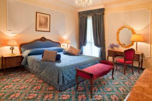 Postel nebo postele na pokoji v ubytování Hotel Due Torri + 33 fotografií