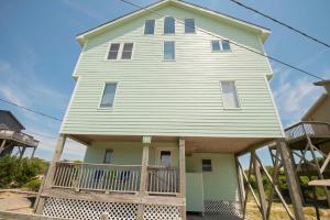 Una casa grande con un porche envolvente en Avon Cottages en Avon