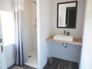 La salle de bains est pourvue d'un lavabo et d'un miroir. dans l'établissement Hameau de La Landrière à 3 min du Puy du Fou, à Saint-Malo-du-Bois