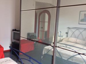 una stanza con una gabbia con un letto dentro di Villa Lulu a Marina di Schiavonea