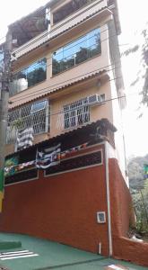 a building with a balcony and a door with clothes at Hostel do Tucano in Rio de Janeiro
