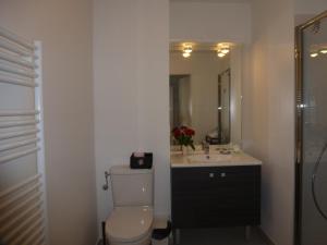 łazienka z toaletą i umywalką w obiekcie beau studio w Nicei