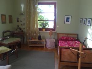 ケルンにあるMessezimmer Nähe Zentrumのベッドとテーブルと窓のある寝室