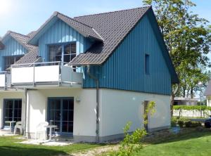 una casa con techo azul en Ferienwohnung Finja in Putgarten, Kap Arkona Rügen, en Putgarten