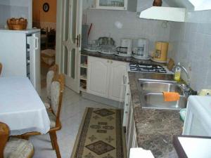 A kitchen or kitchenette at Caty Vendégház